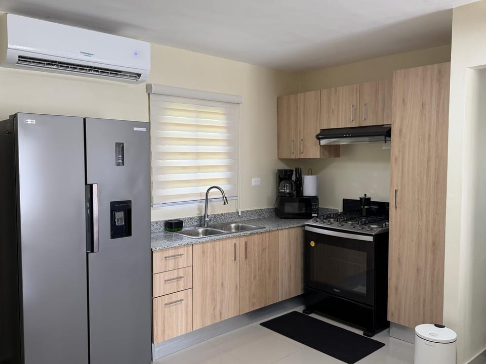Coffee/tea facilities, Kitchen or kitchenette, oven, stove