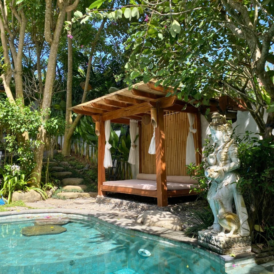 Property building, Patio, Nearby landmark, Spring, Day, Natural landscape, Garden, Garden view, Pool view, Swimming pool, Swimming pool