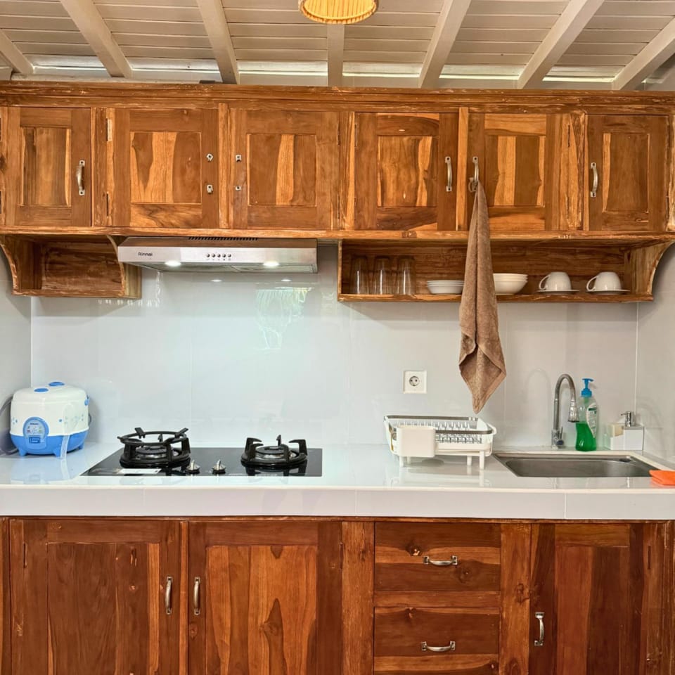 Kitchen or kitchenette, minibar, stove, toaster
