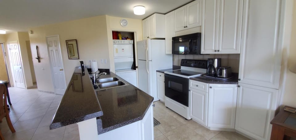 Maui Sunset #A-407 Oceanfront Complex, Great Rates, Full A/C, Fitness Center Apartment in Kihei