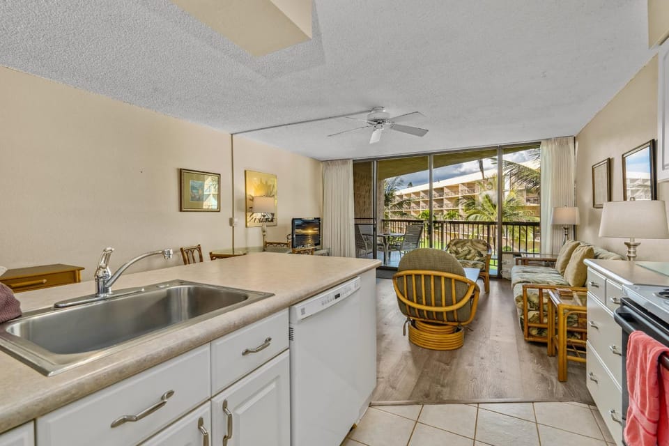 Maui Sunset #B-303 Oceanfront Complex, Epic Sunsets, Full A/C, Fitness Center Apartment in Kihei
