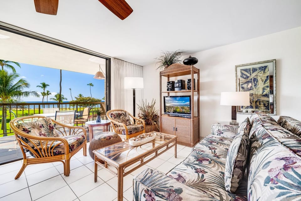 Maui Sunset #A-320 Renovated, Spacious, Ocean Front Unit Full A/C, Hot Tub Apartment in Kihei