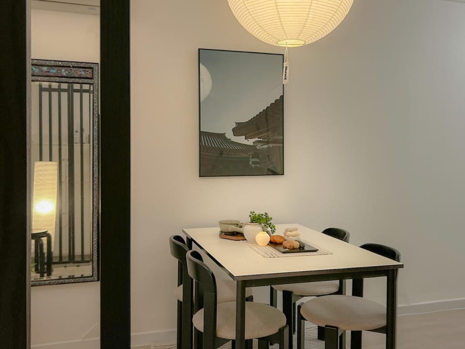 Living room, Food and drinks, Dining area
