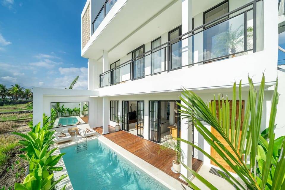 Property building, Patio, Swimming pool, sunbed