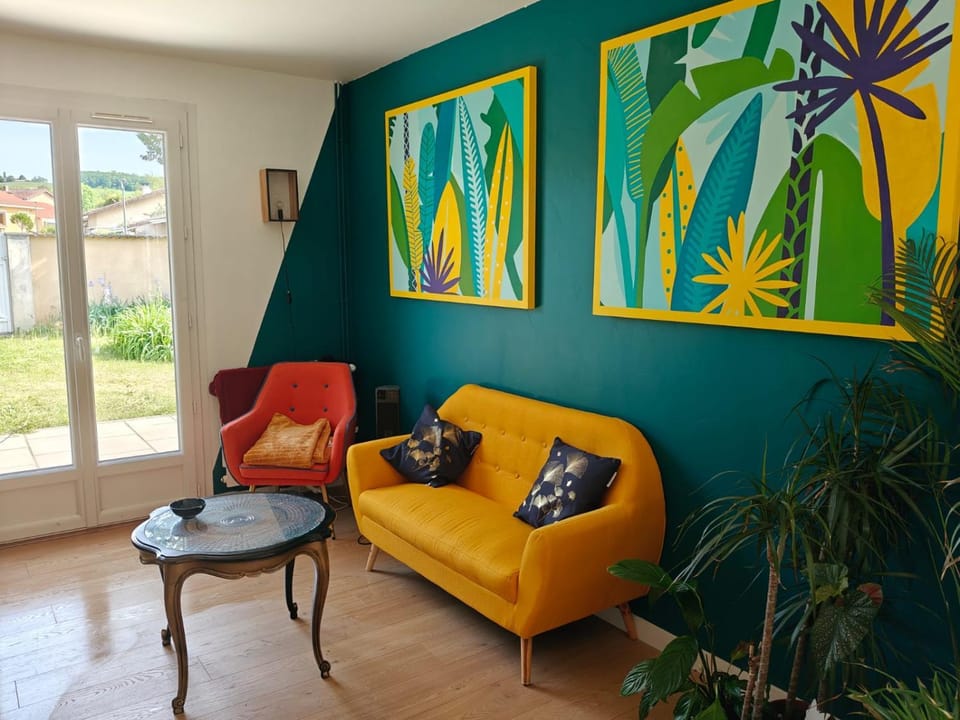 Communal lounge/ TV room, Living room, Seating area