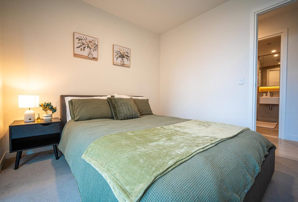 Elegant 2-Bedroom Luxury Apartment with Parking, Gym and Pool Apartment in Melbourne