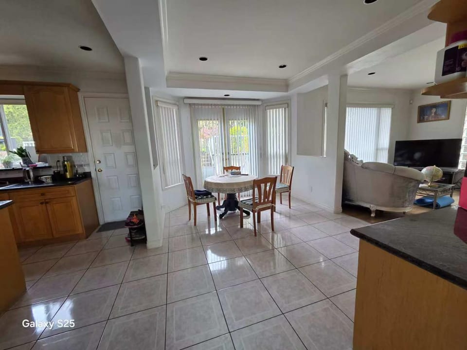 Kitchen or kitchenette, dishwasher, stove