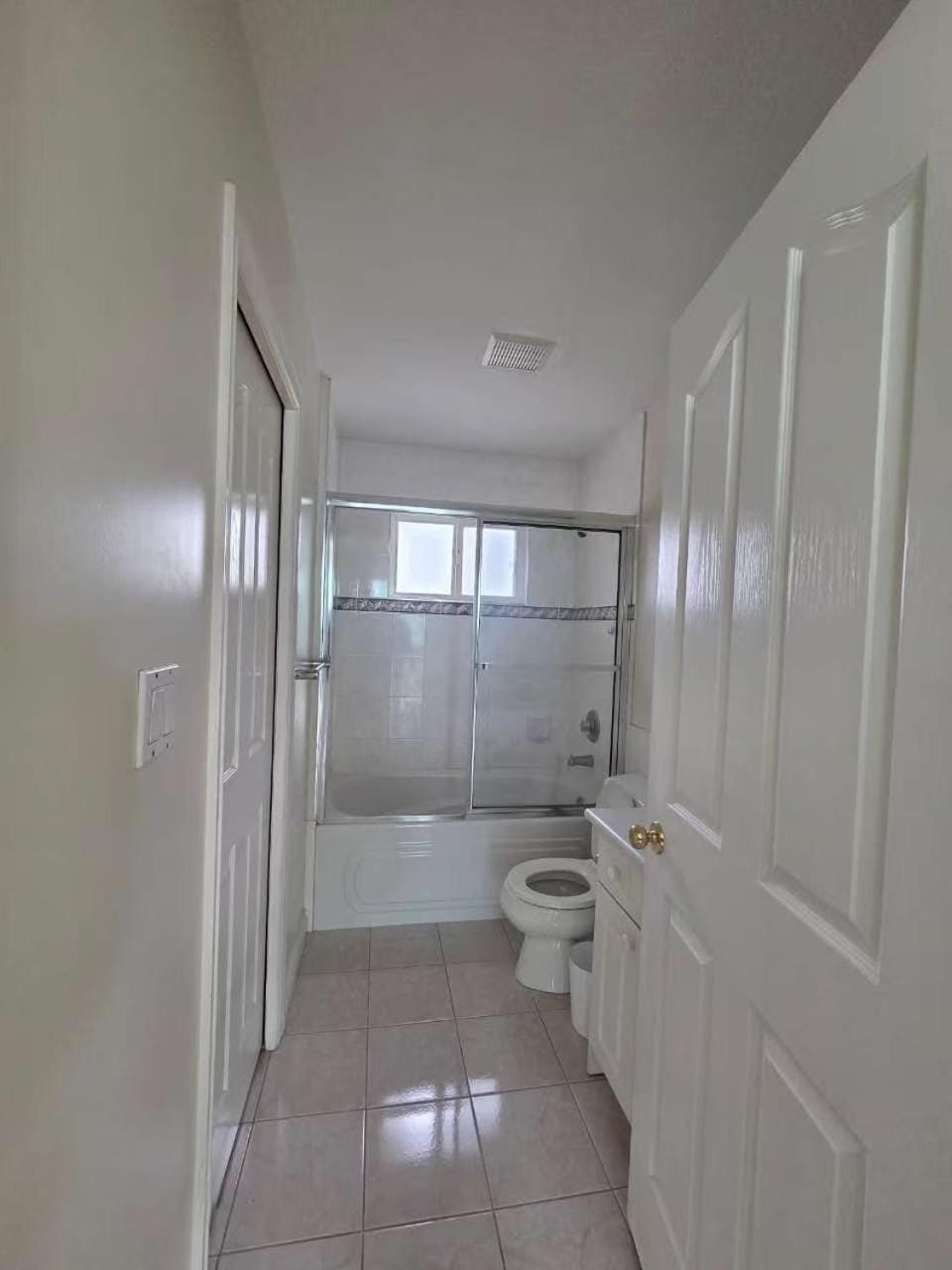 Shower, Toilet, Property building, Bathroom