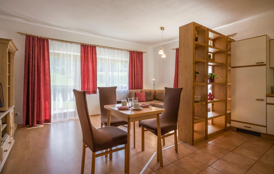 Day, Coffee/tea facilities, Kitchen or kitchenette, Living room, Photo of the whole room, Decorative detail, Decorative detail, Seating area, Dining area