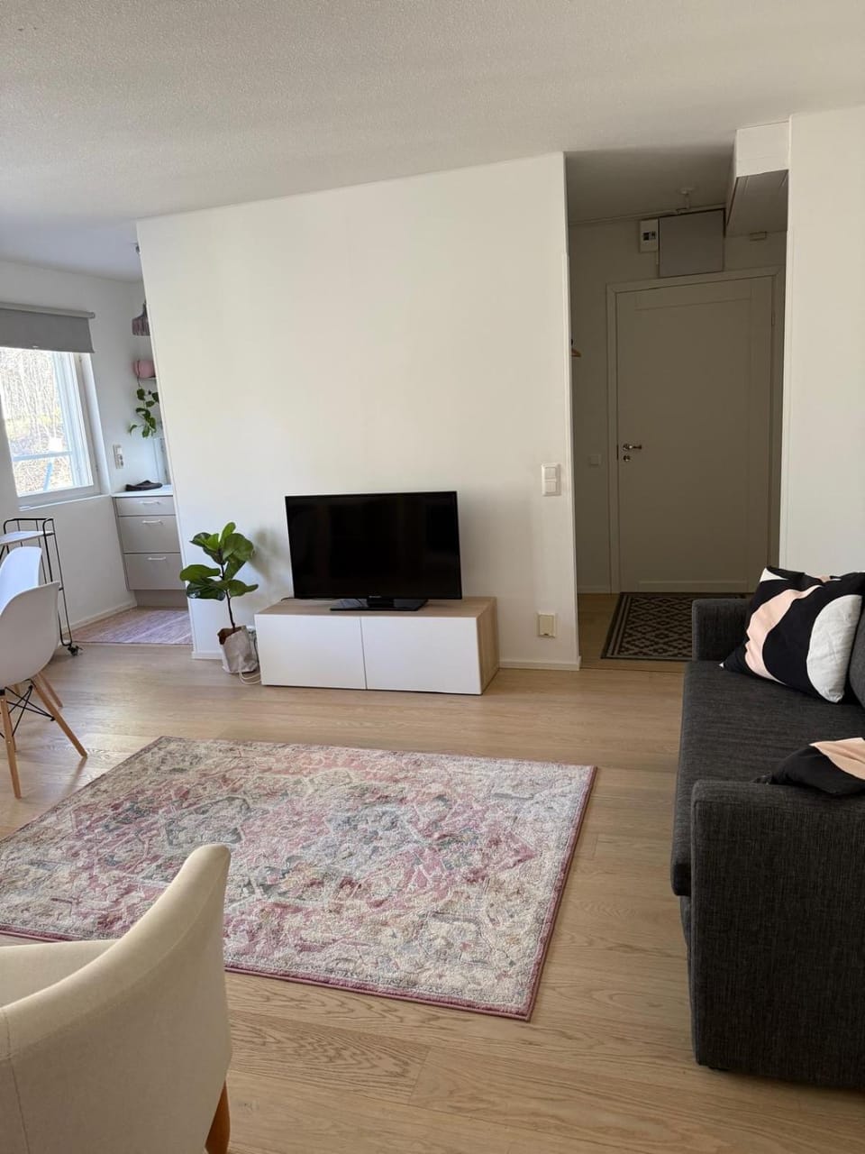 Communal lounge/ TV room, TV and multimedia, Living room, Seating area, Evening entertainment