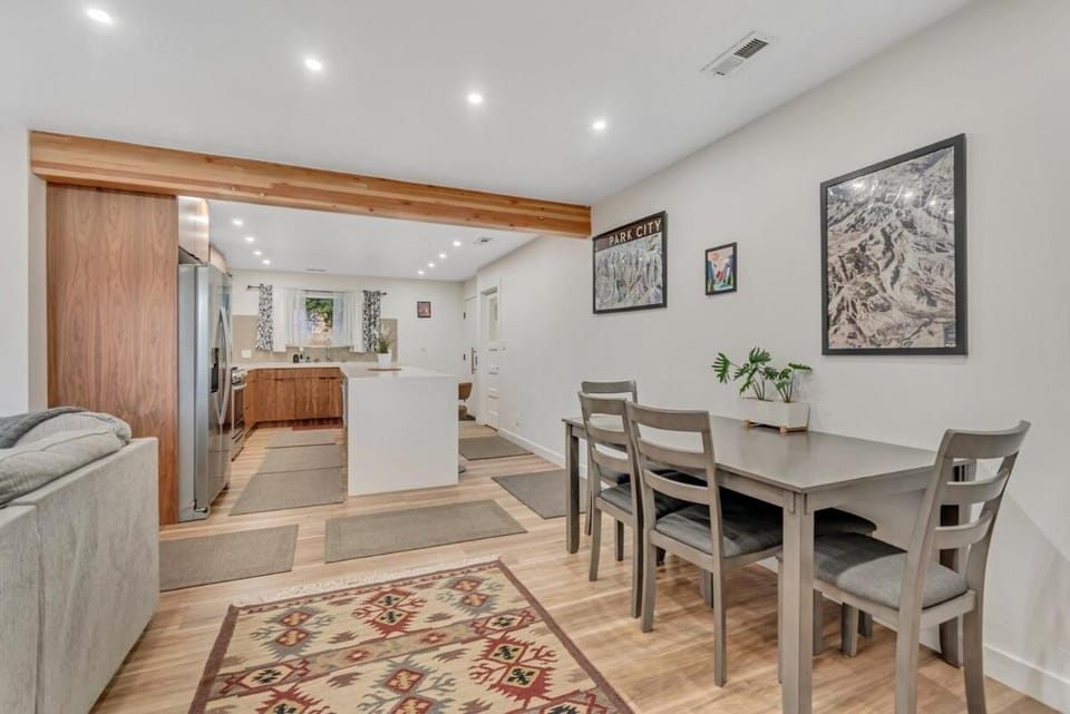Kitchen or kitchenette, Seating area, Dining area