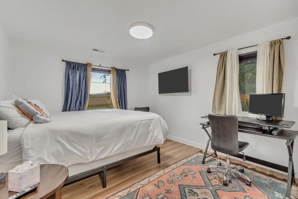 Bed, Photo of the whole room, Bedroom