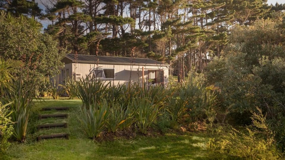 Couple Getaway in Idyllic Bethells Beach - Te Henga House in Auckland