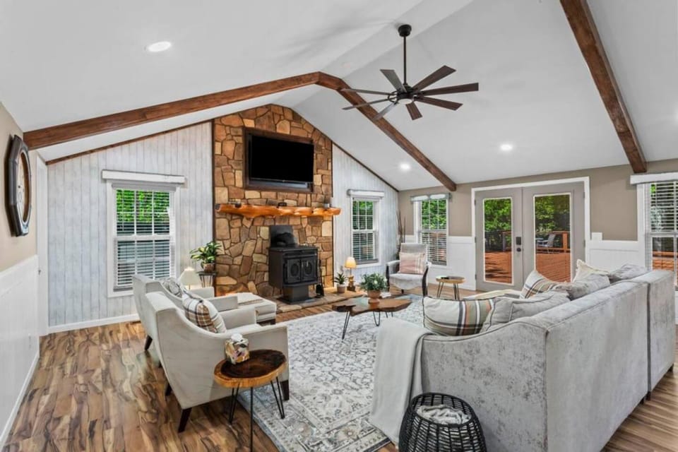 Serene Woodland Retreat Near Atlanta House in Austell