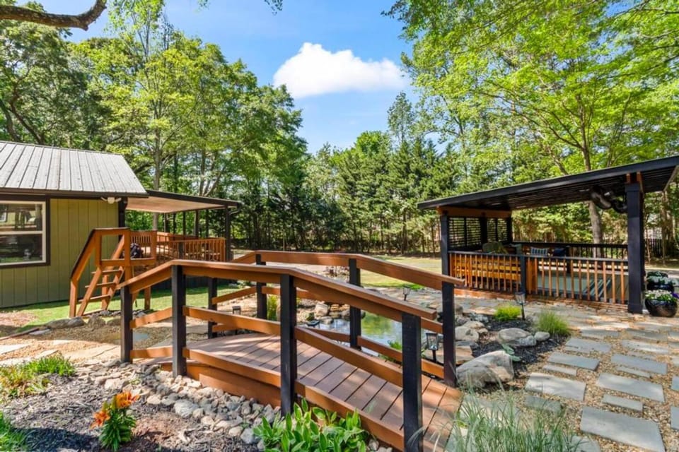 Serene Woodland Retreat Near Atlanta House in Austell