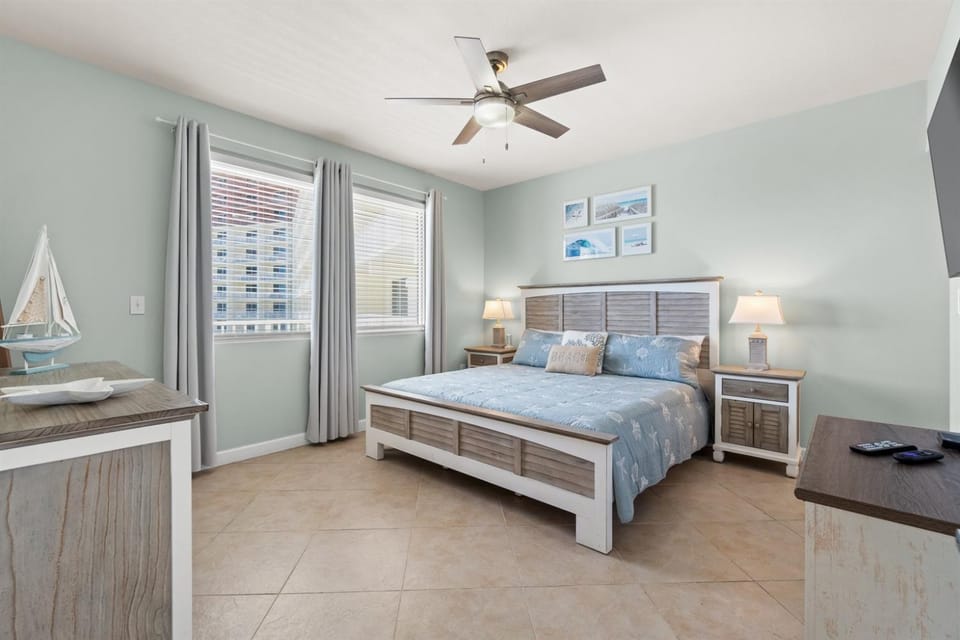 Bed, TV and multimedia, Bedroom