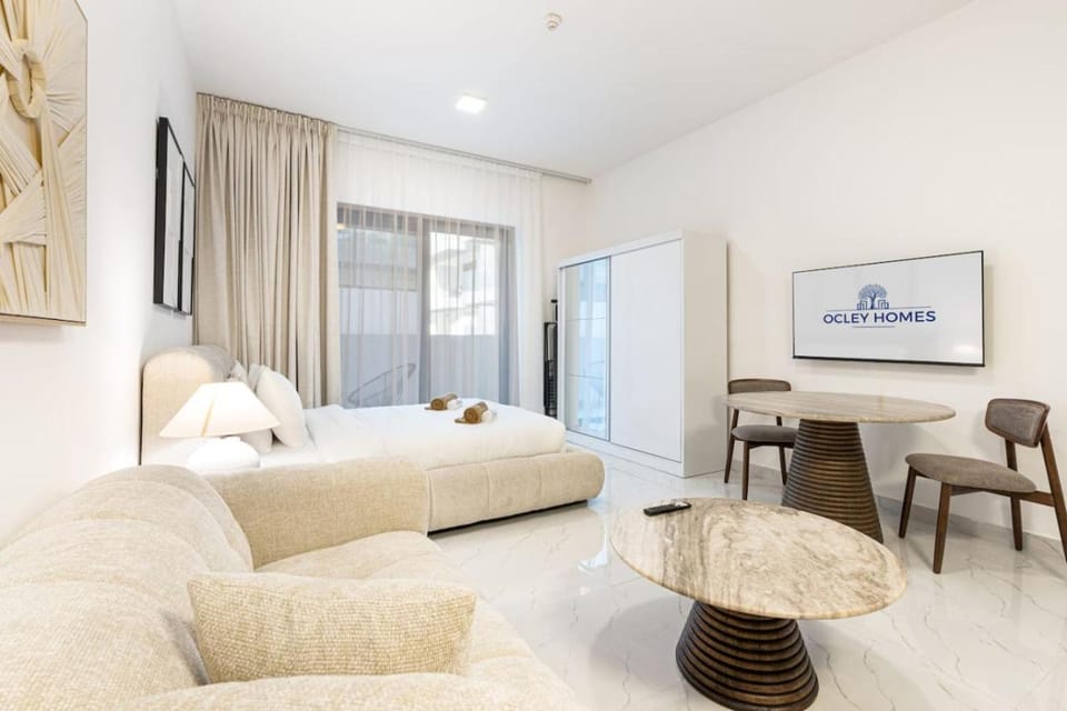 Bed, TV and multimedia, Living room, Photo of the whole room, Seating area, Bedroom