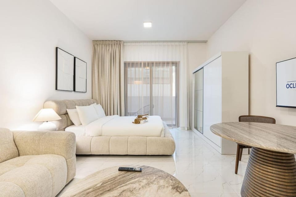 Bed, TV and multimedia, Living room, Photo of the whole room, Seating area, Bedroom