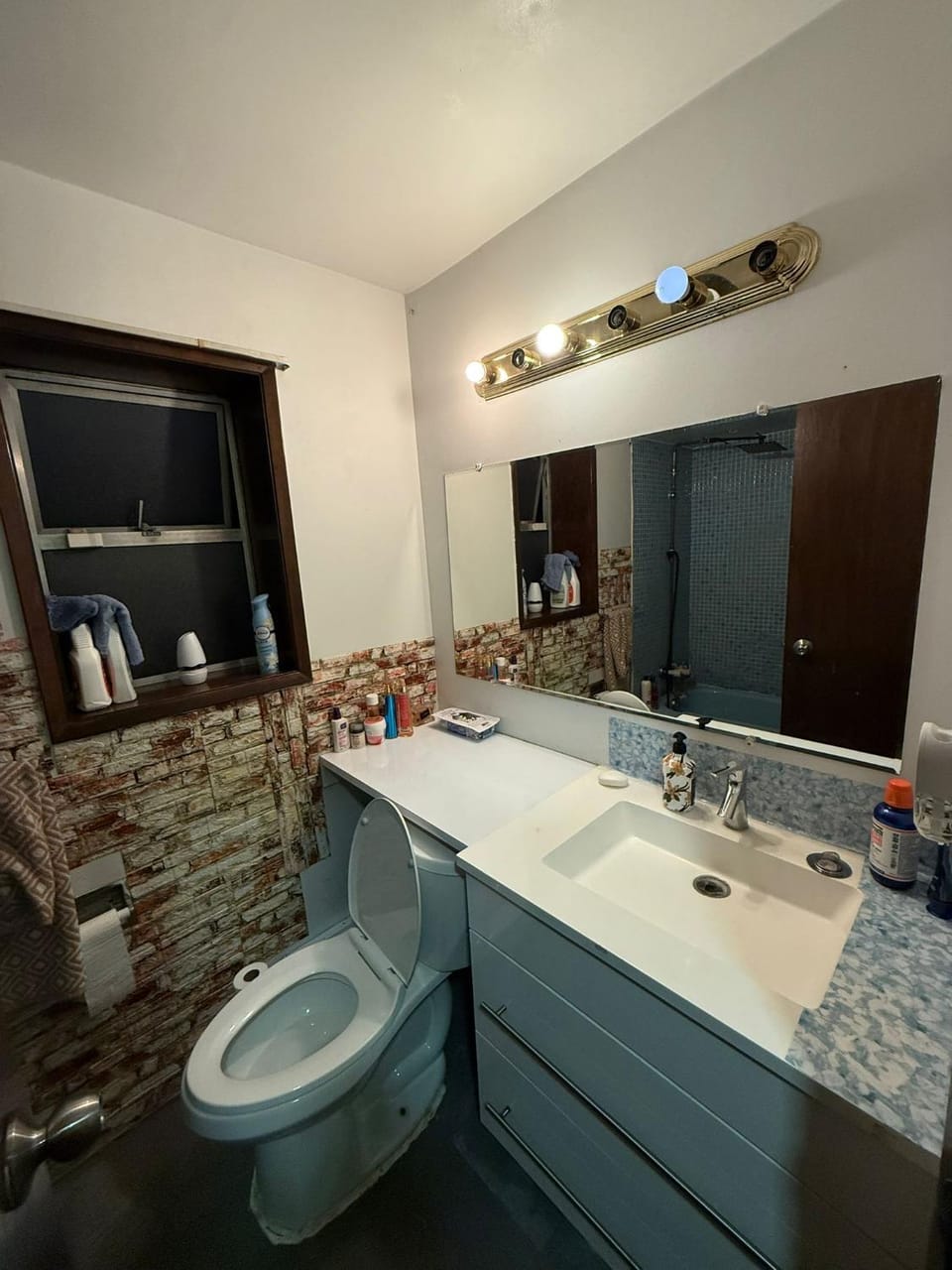 Deluxe Private Family Queen Room Vacation rental in Vancouver