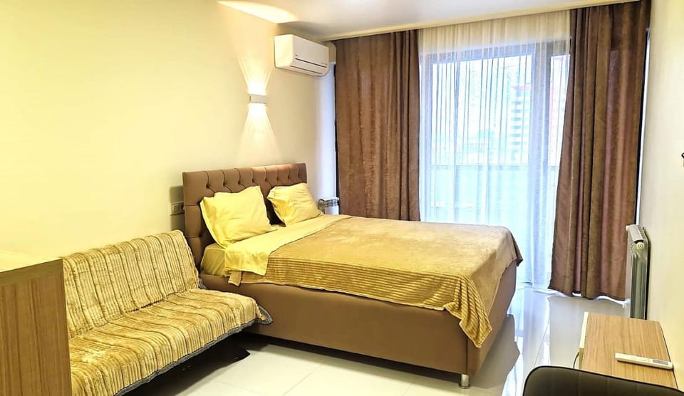 Bed, Photo of the whole room, Seating area, Bedroom