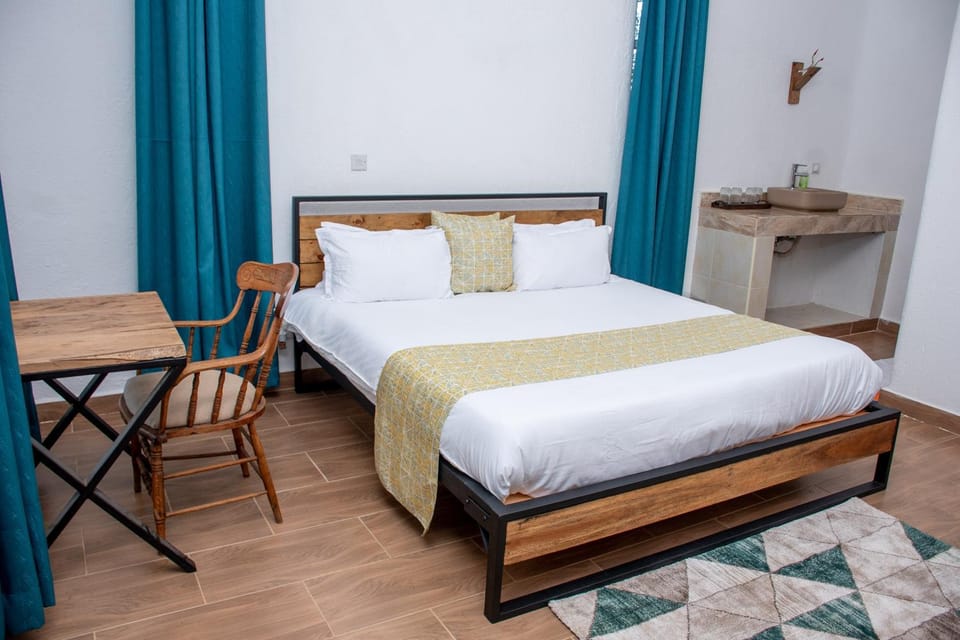 Bed, Living room, Photo of the whole room, Seating area