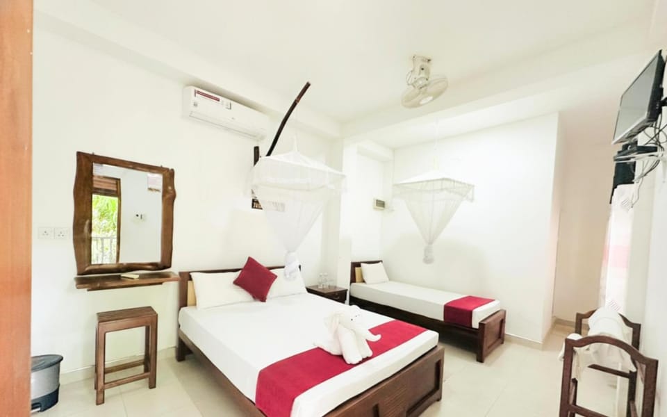 Bed, TV and multimedia, Bedroom, towels, air conditioner