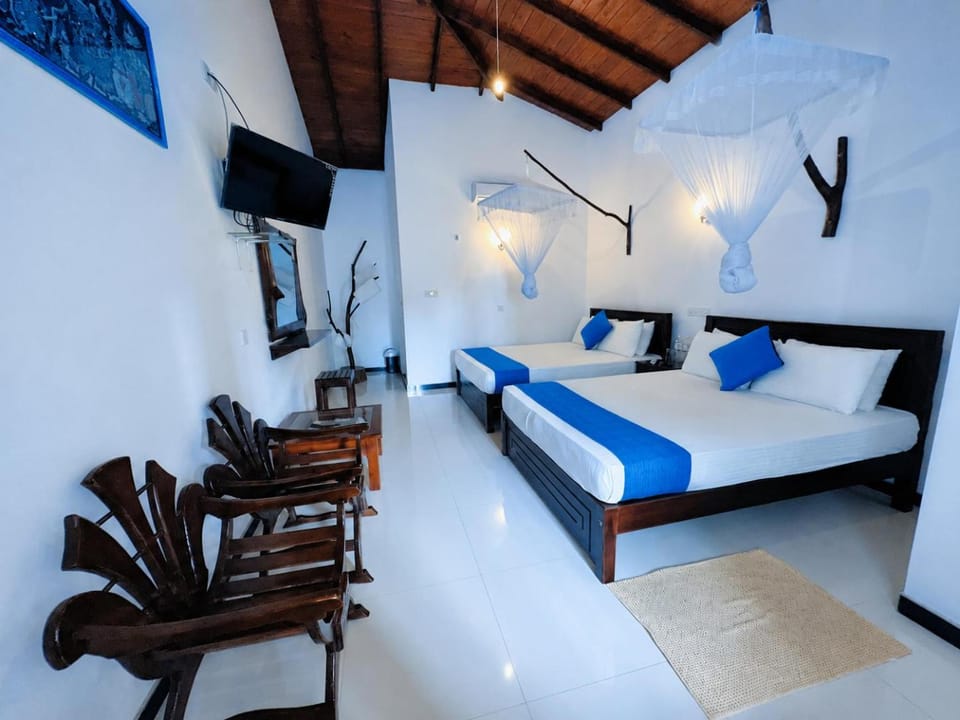 TV and multimedia, Living room, Photo of the whole room, Seating area, Bedroom