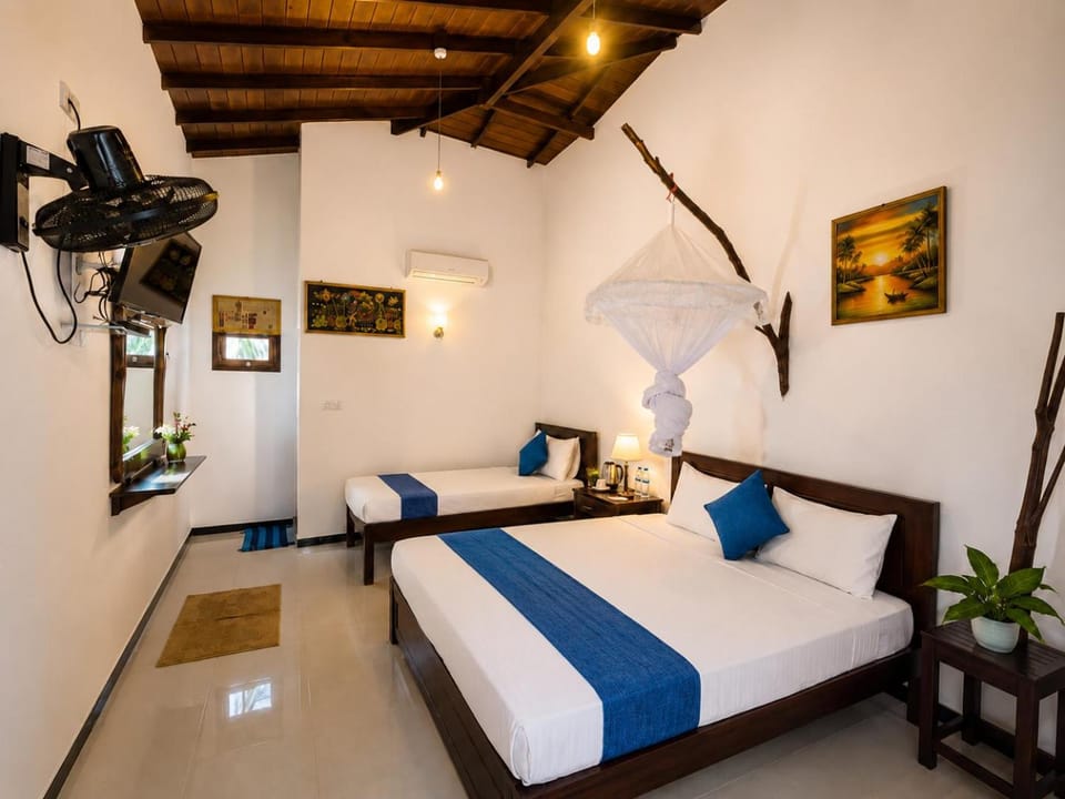 Bed, TV and multimedia, Living room, Photo of the whole room, Seating area
