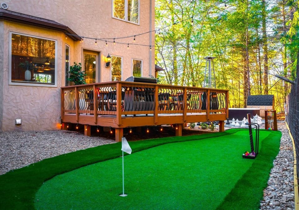 Sleeps 20 15 Mins to DT AVL Sauna Hot Tub! Vacation rental in Fairview