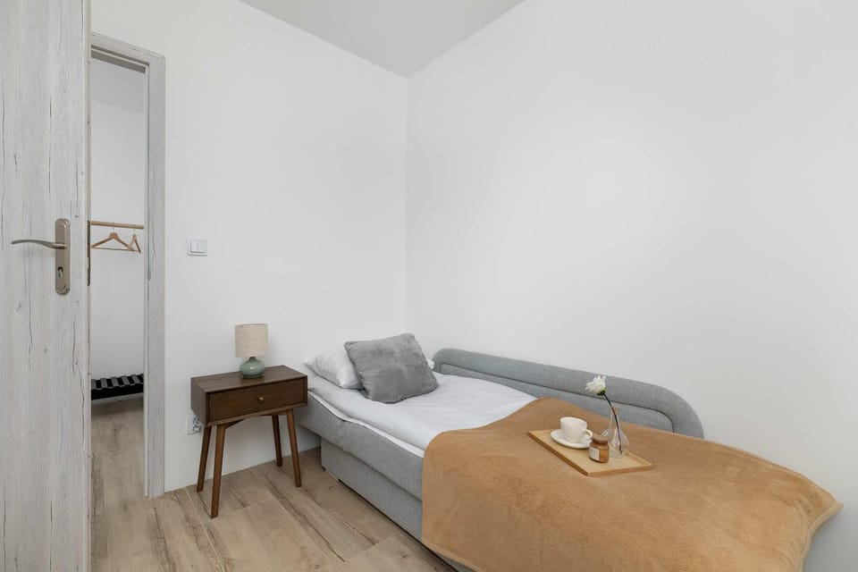 Bed, Photo of the whole room, Seating area, Bedroom