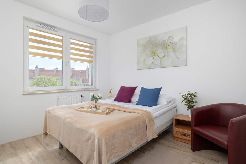 Bed, Photo of the whole room, Seating area, Bedroom