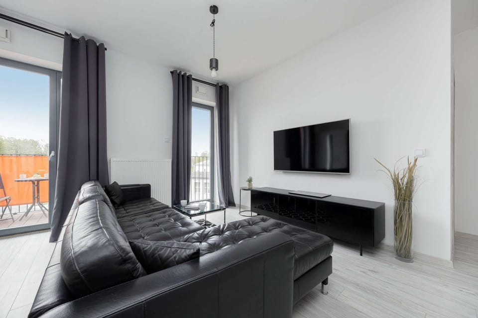 TV and multimedia, Living room, Seating area, Evening entertainment