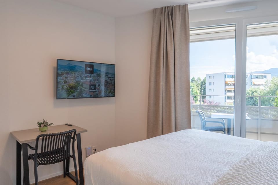 Bed, TV and multimedia, Bedroom