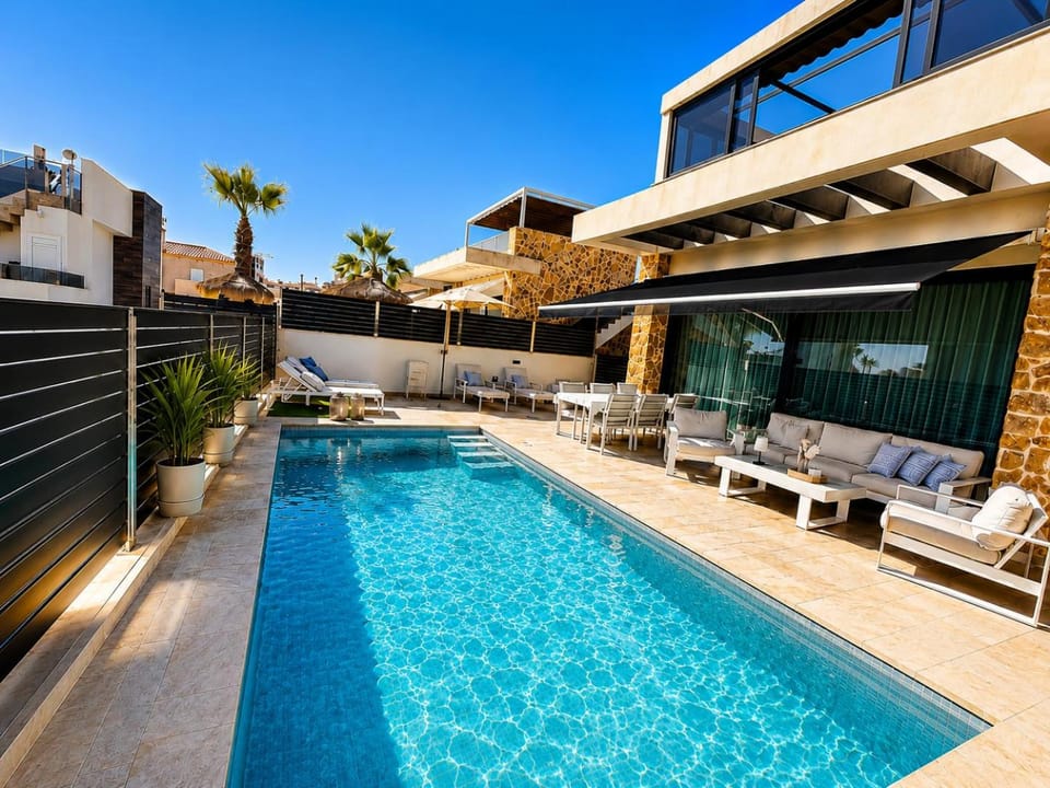 Property building, Patio, Garden, Balcony/Terrace, Balcony/Terrace, Pool view, Pool view, Swimming pool, Swimming pool, sunbed
