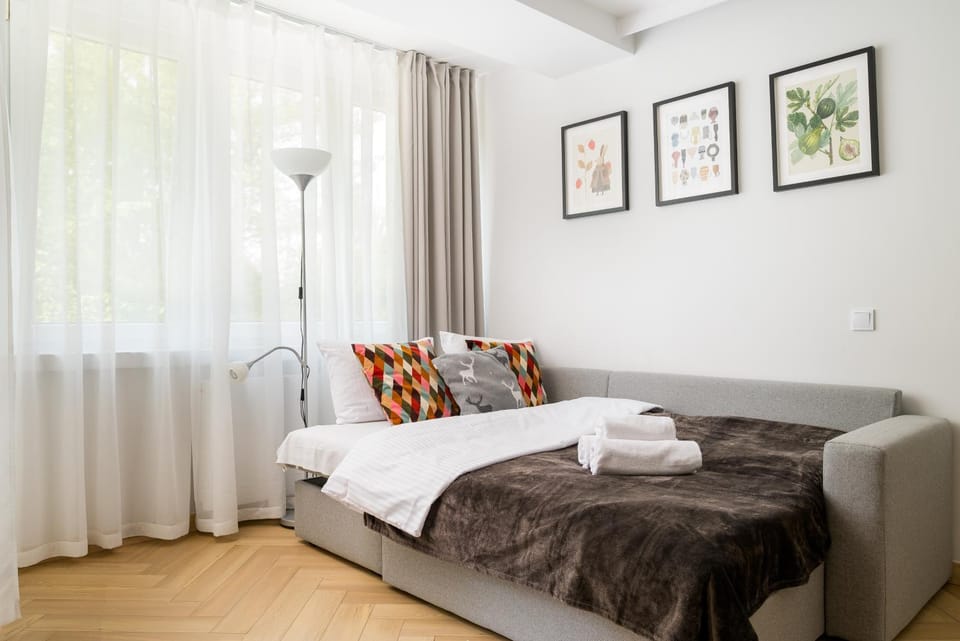 Bed, Living room, Photo of the whole room, Seating area, Bedroom, towels
