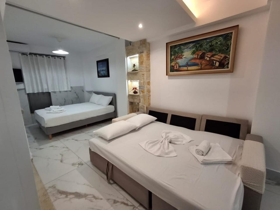 Νektarios - Modern Studio near Port & Center of Piraeus, 2min Bus,Self Check-in Hostel in Pireas