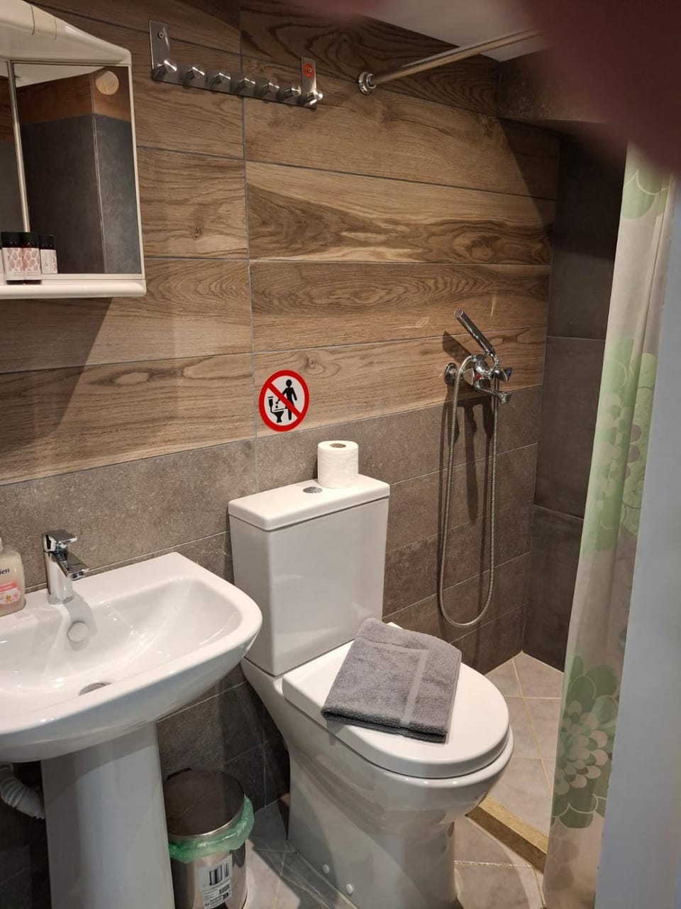 Νektarios - Modern Studio near Port & Center of Piraeus, 2min Bus,Self Check-in Hostel in Pireas