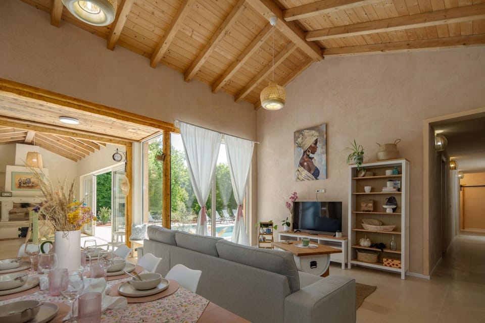 Living room, Dining area