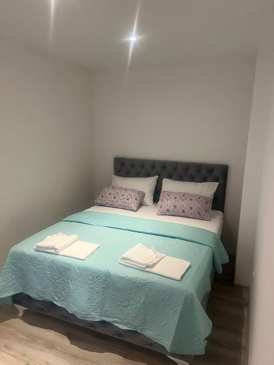 Bed, Bedroom, towels