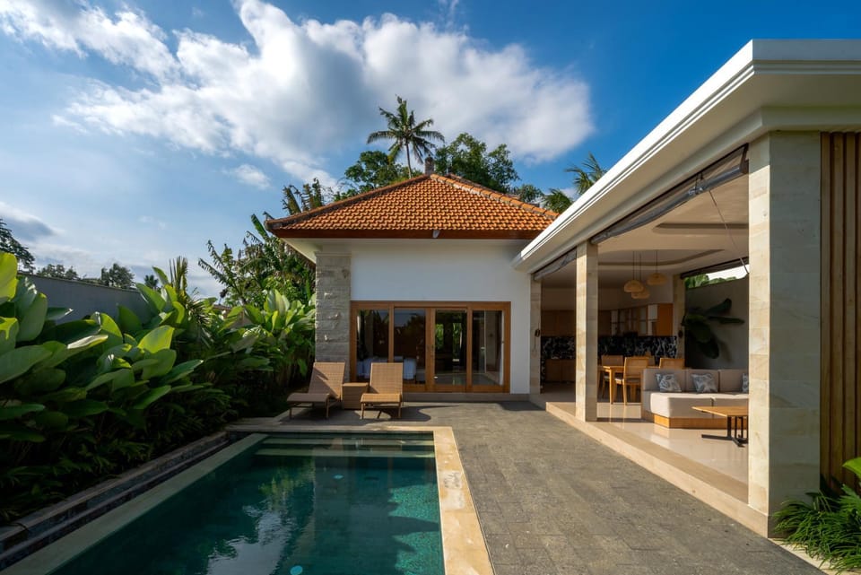 Property building, Patio, Day, Natural landscape, Garden, Balcony/Terrace, Garden view, Pool view, Swimming pool, sunbed