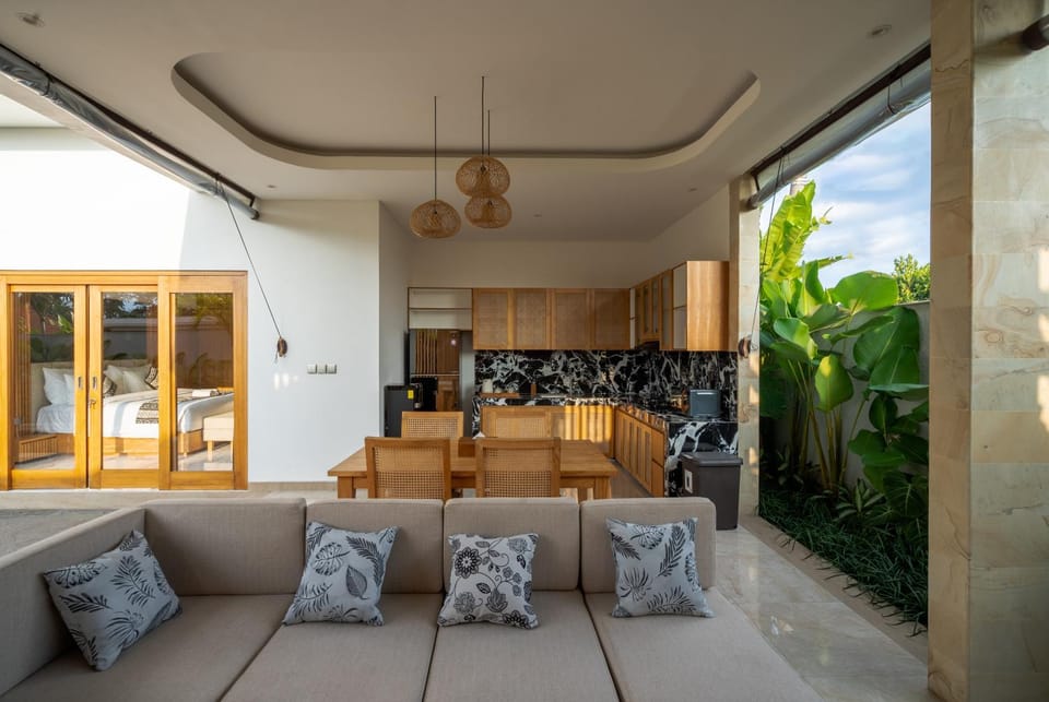 Kitchen or kitchenette, Living room, Seating area, Dining area