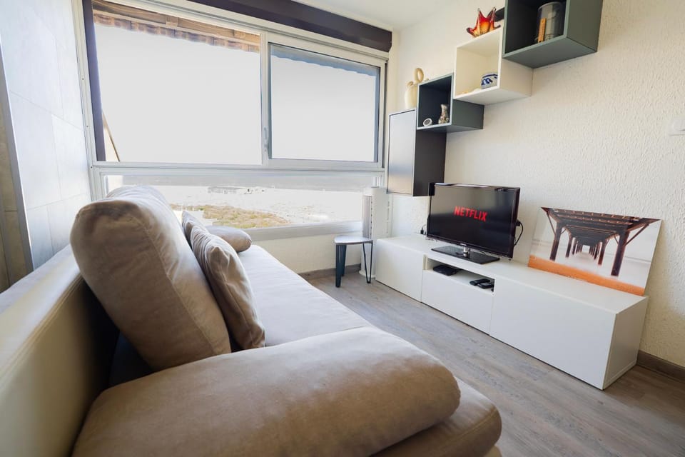TV and multimedia, Living room, Seating area, Bedroom