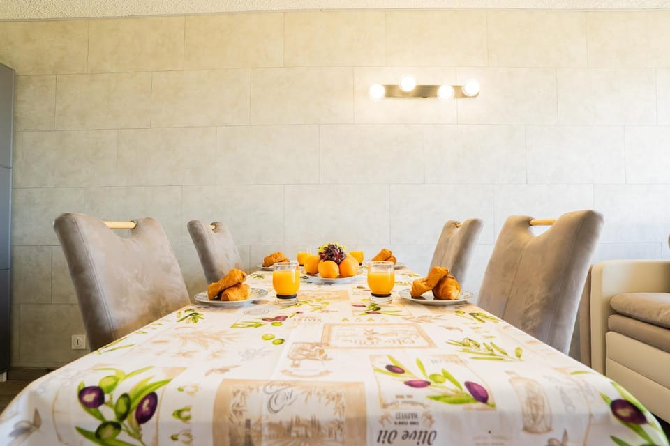 Dining area, Food