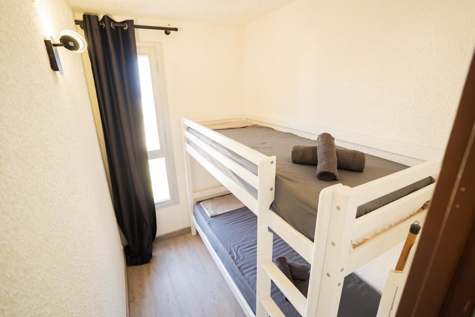 Bedroom, bunk bed