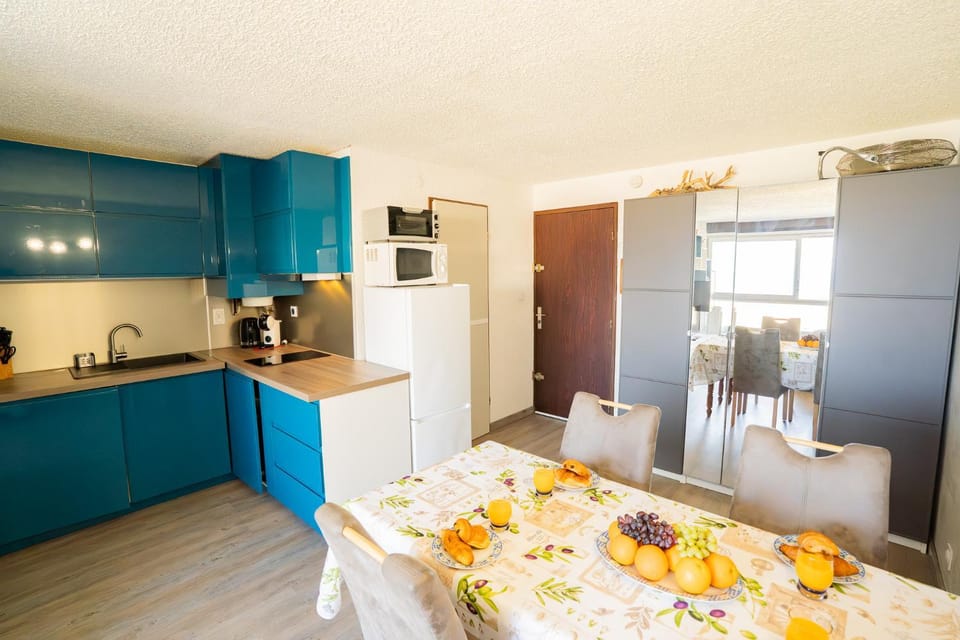 Coffee/tea facilities, Kitchen or kitchenette, Dining area, stove