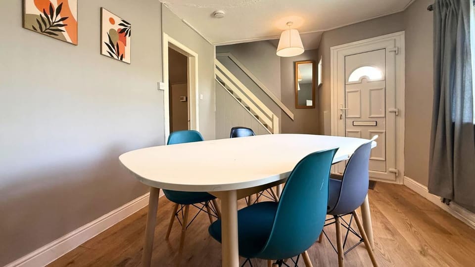 Comfortable 3BR Home in Weston Point Runcorn House in Wales