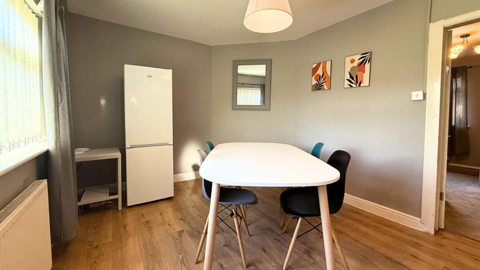 Comfortable 3BR Home in Weston Point Runcorn House in Wales