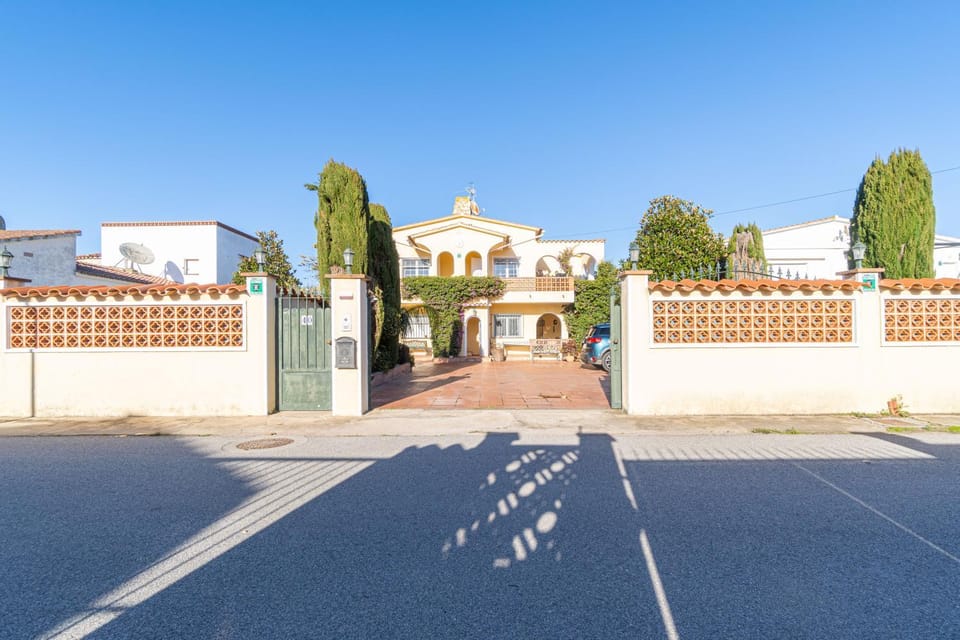 Property building, Neighbourhood, Street view, Parking