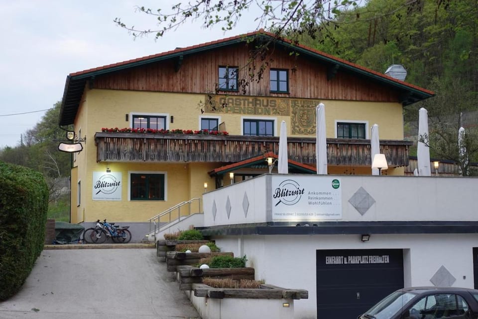 Restaurant/places to eat, Facade/entrance