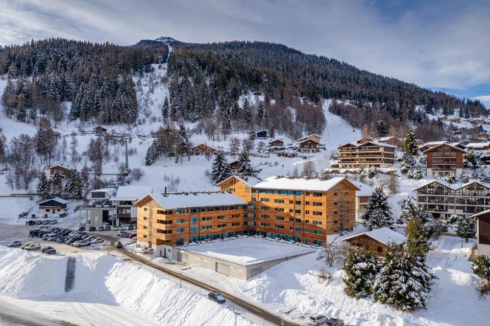 Property building, Nearby landmark, Day, Natural landscape, Winter, Mountain view, Parking